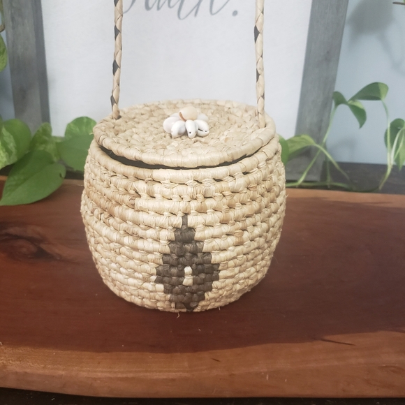 Woven Handing Basket with Lid - Picture 3 of 11
